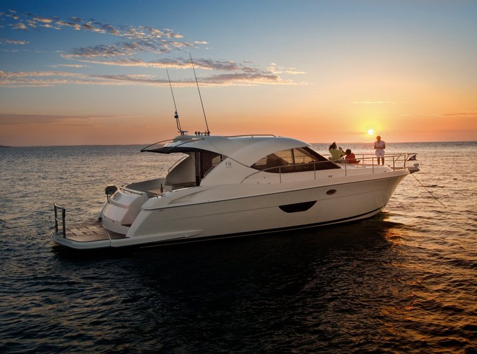 360 VR Virtual Tours of the Riviera 4400 Sport Yacht