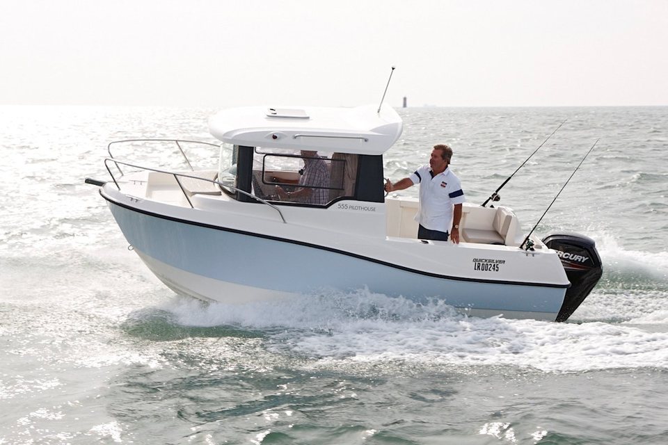 360 VR Virtual Tours of the Quicksilver 555 Pilothouse