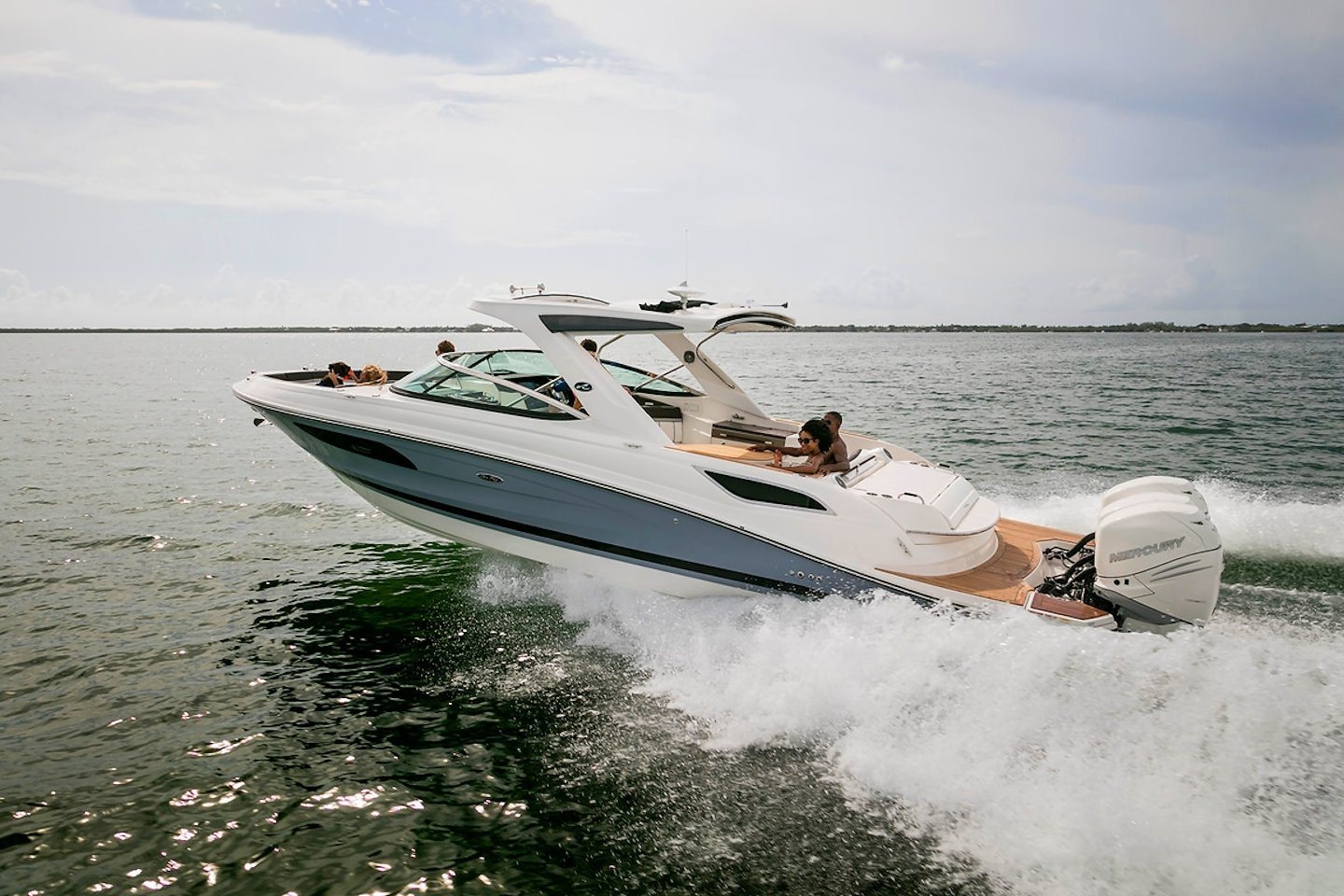 360 VR Virtual Tours of the Sea Ray SLX 350 Outboard