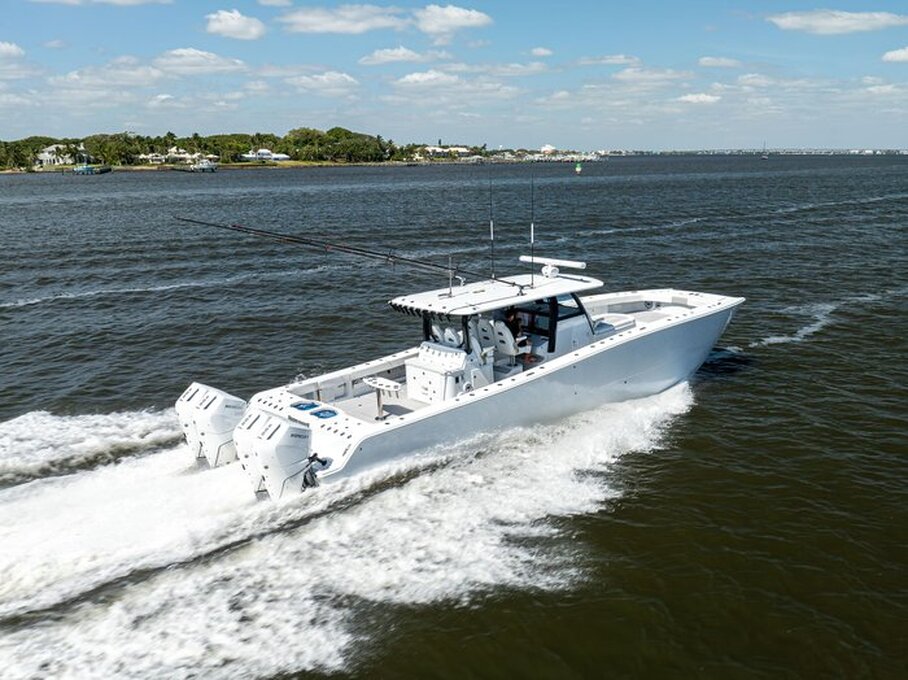 360 VR Virtual Tours of the 2022 Freeman 47 Center Console
