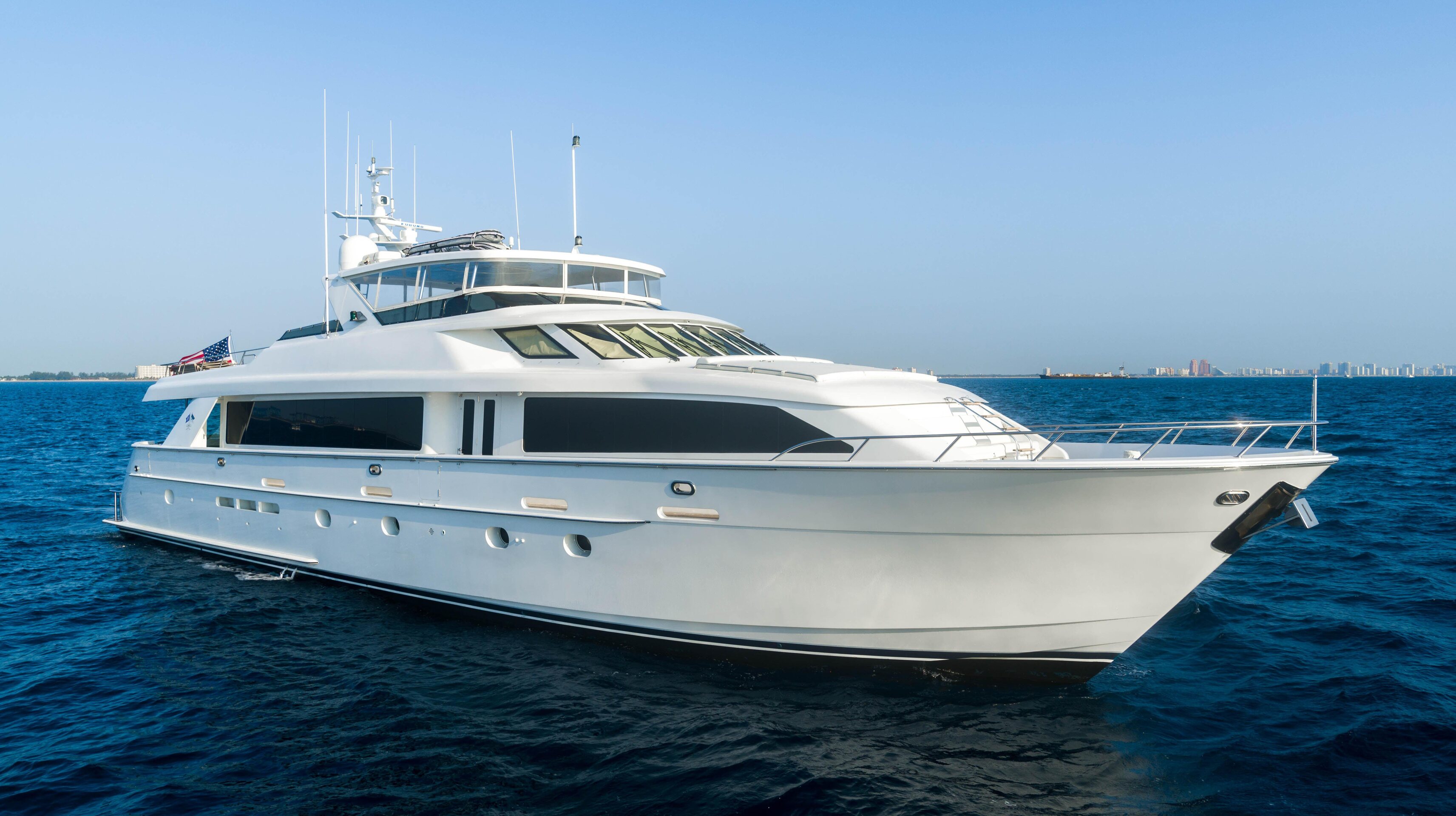 360 VR Virtual Tours of the 2005 Hatteras 100' Motor Yacht 