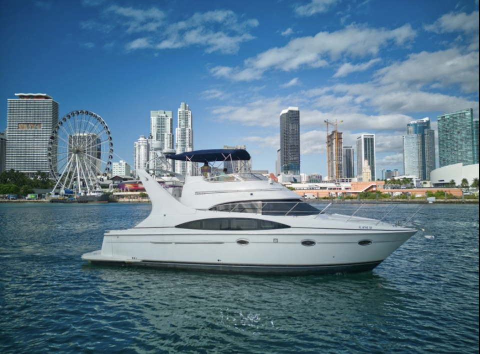 360 VR Virtual Tours of the 2002 Carver 410 Sport Sedan
