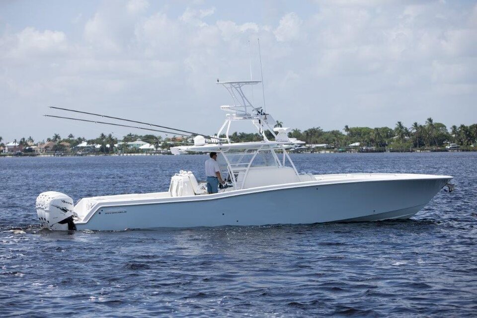 360 VR Virtual Tours of the 2019 Invincible 42' Center Cabin