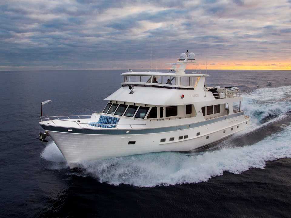 360 VR Virtual Tours of the Outer Reef 860 Cockpit Motoryacht