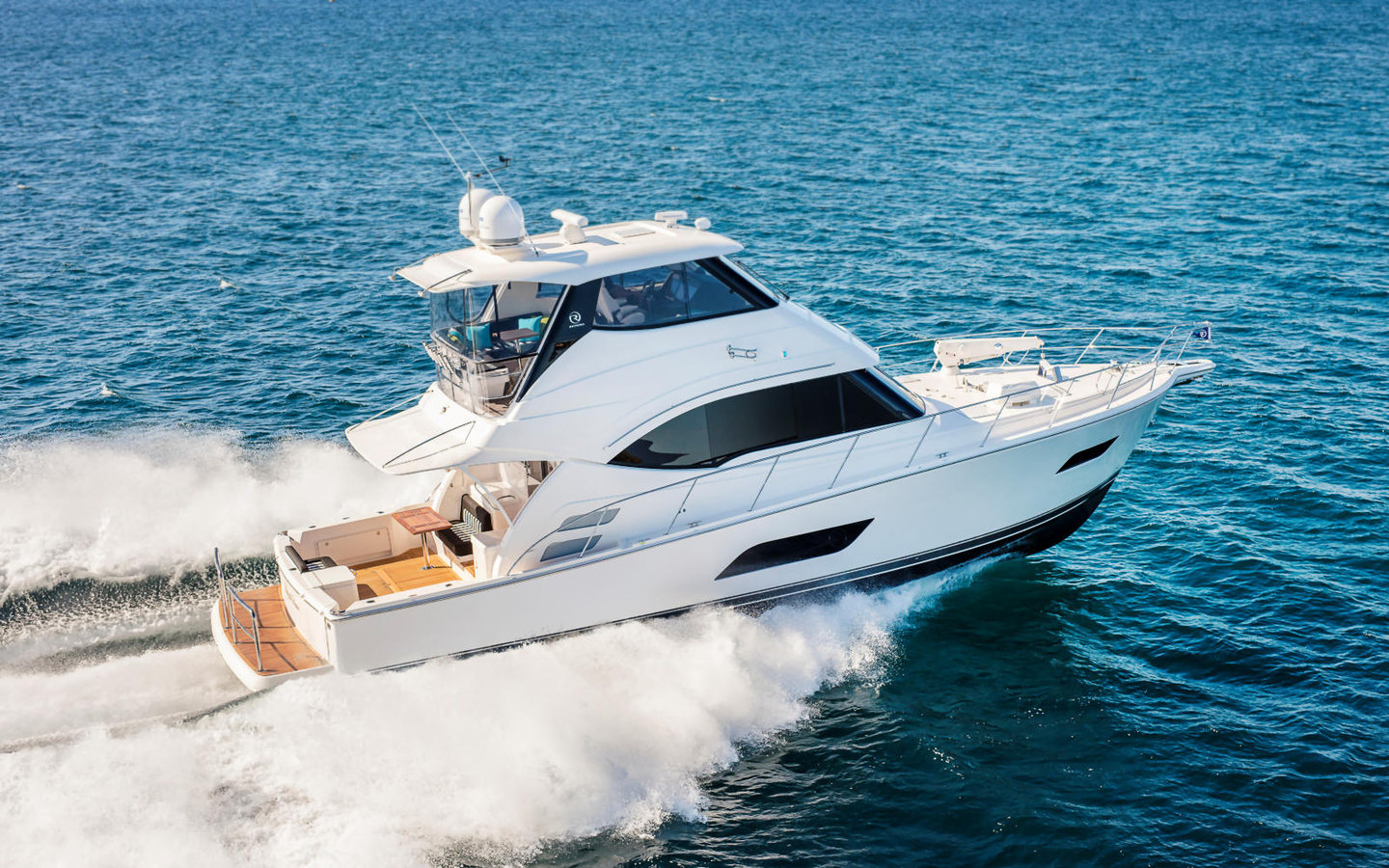 360 VR Virtual Tours of the Riviera 52 Enclosed Flybridge