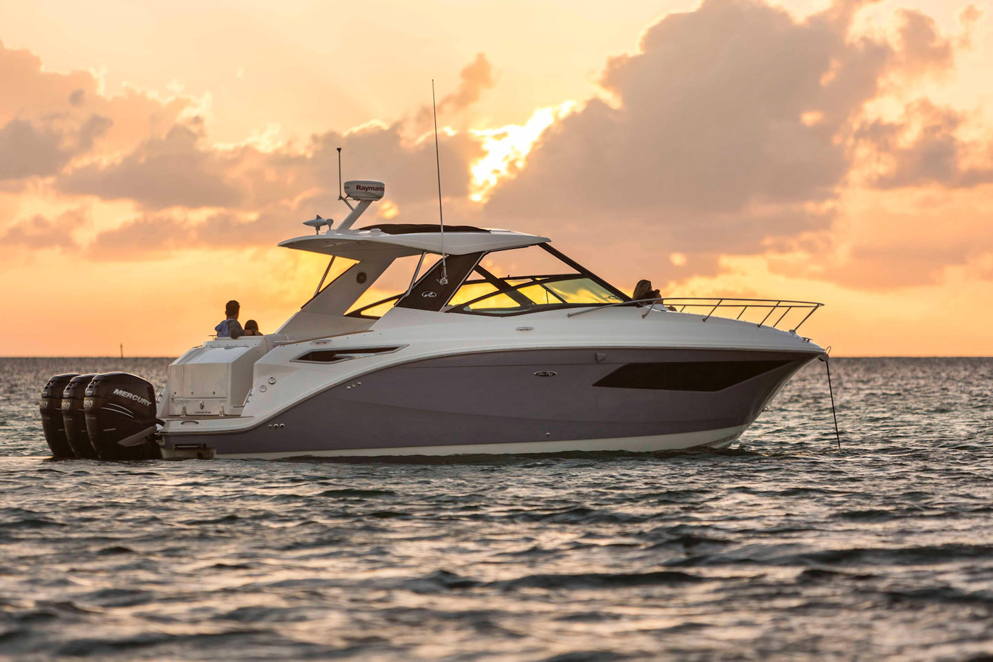 360 VR Virtual Tours of the Sea Ray Sundancer 320 Outboard