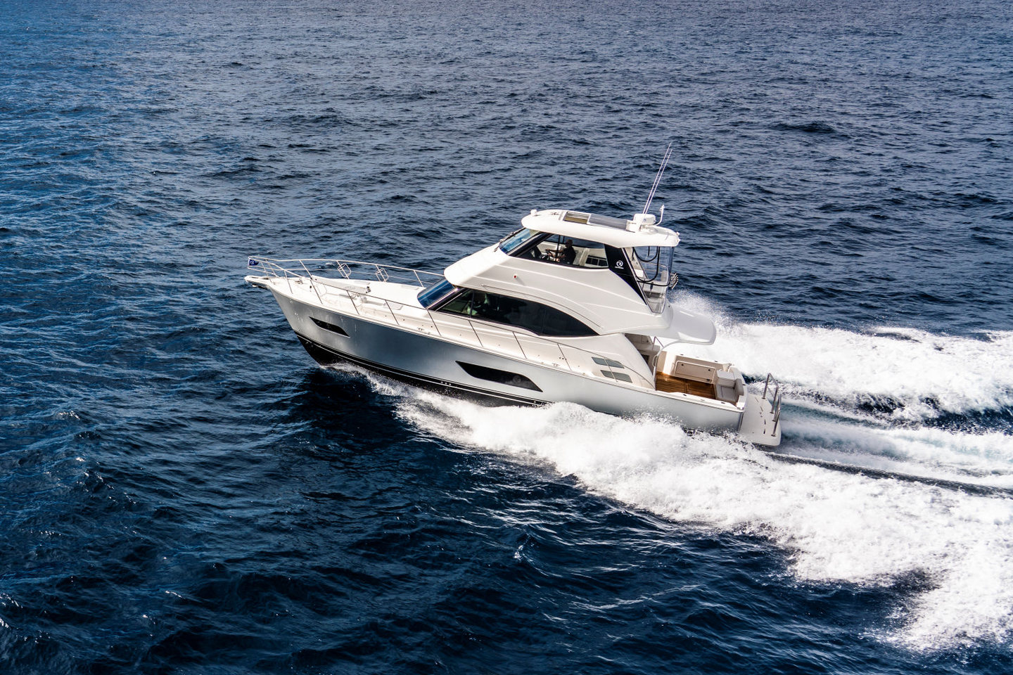 360 VR Virtual Tours of the Riviera 54 Enclosed Flybridge