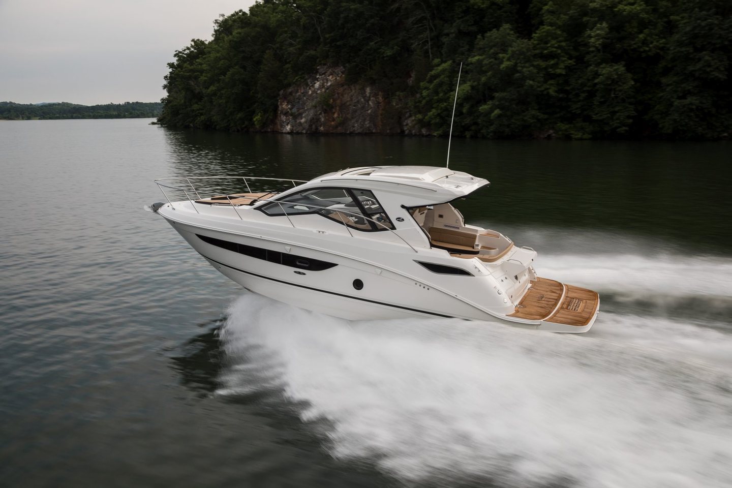 360 VR Virtual Tours of the Sea Ray Sundancer 350 Coupe