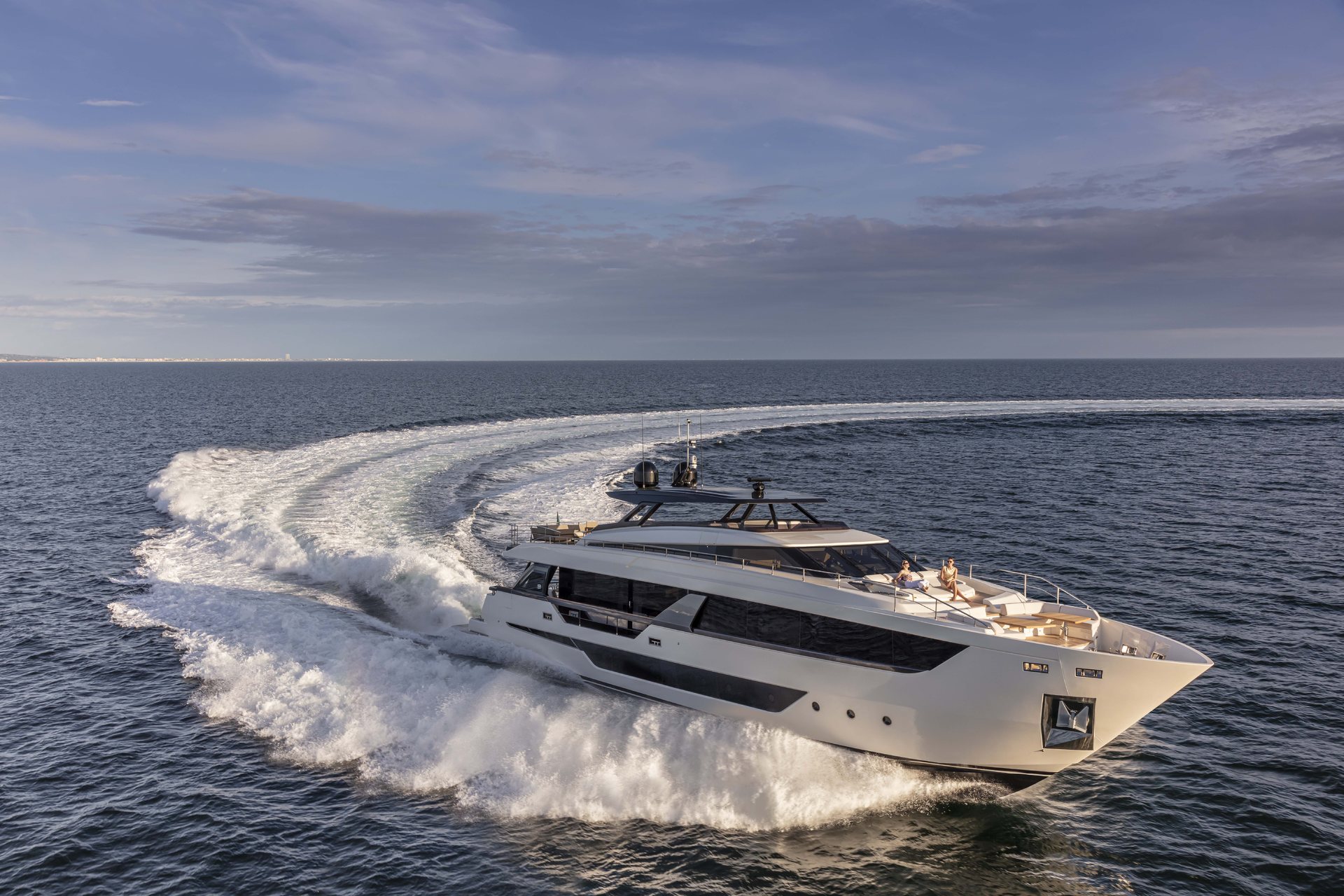 360 VR Virtual Tours of the Ferretti Yachts 1000