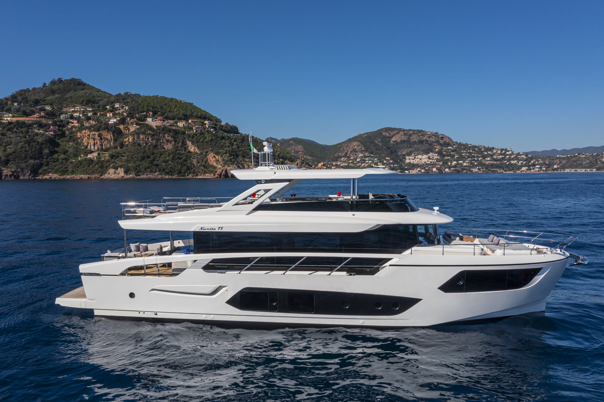 360 VR Virtual Tours of the Absolute Navetta 75