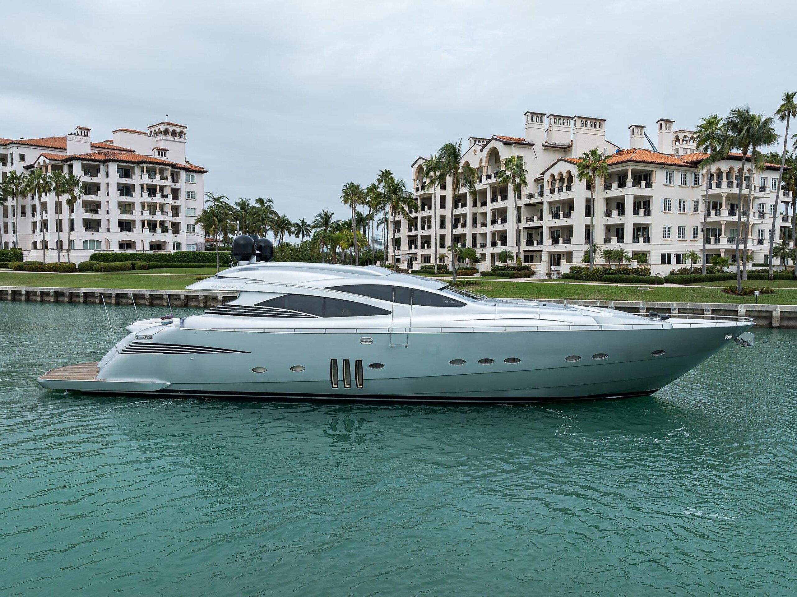 360 VR Virtual Tours of the 2009 Pershing 90' Express "Miura"