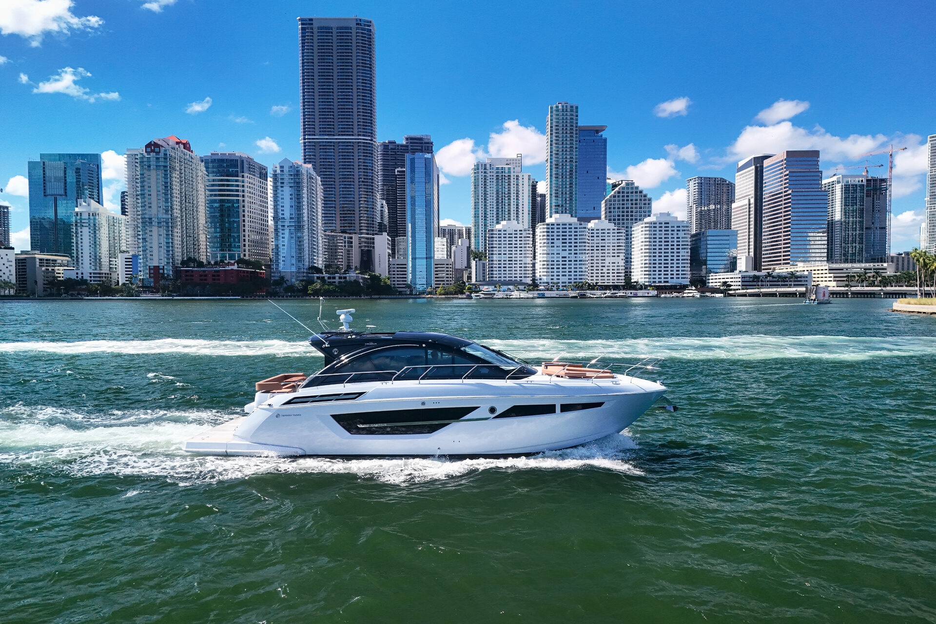 360 VR Virtual Tours of the Cruisers Yachts Cantius 50