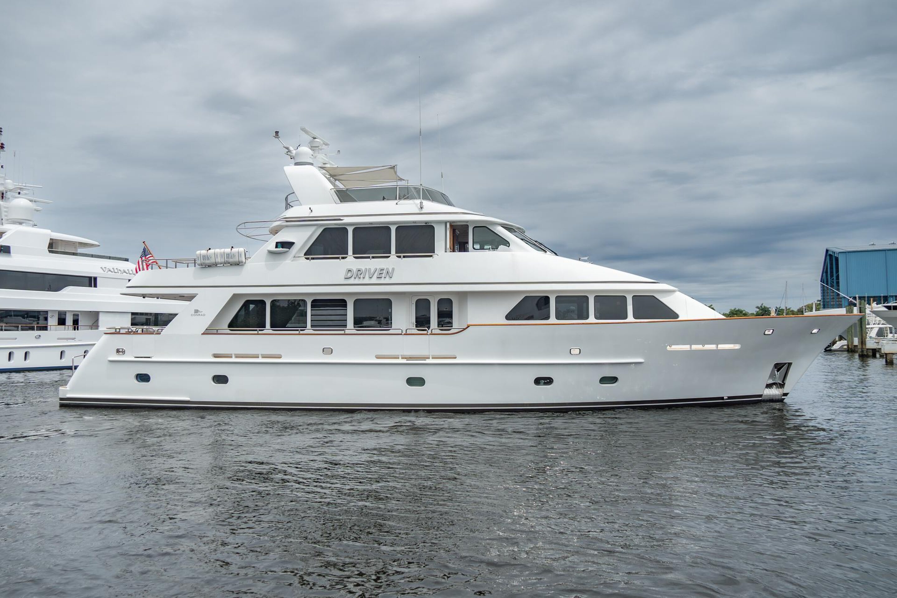 360 VR Virtual Tours of the 2005 Conrad 88' Motor Yacht "Driven"